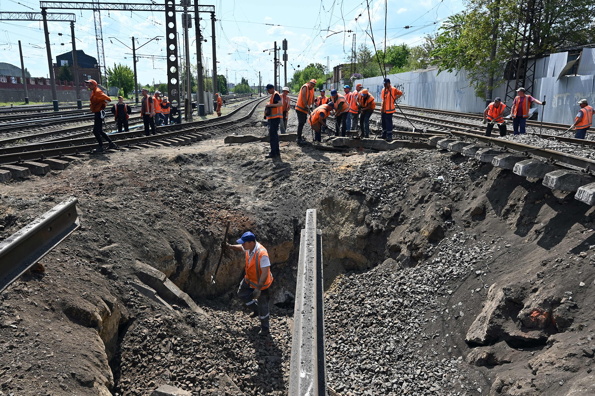РЕБ-купол чи вогневий захист? Як Україна прикриває потяги та вантажівки від російських FPV-дронів